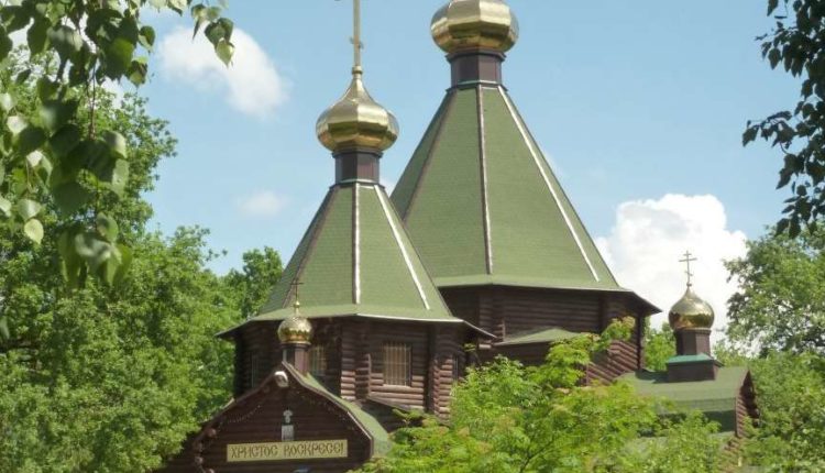 Детская площадка у храма Трех святителей