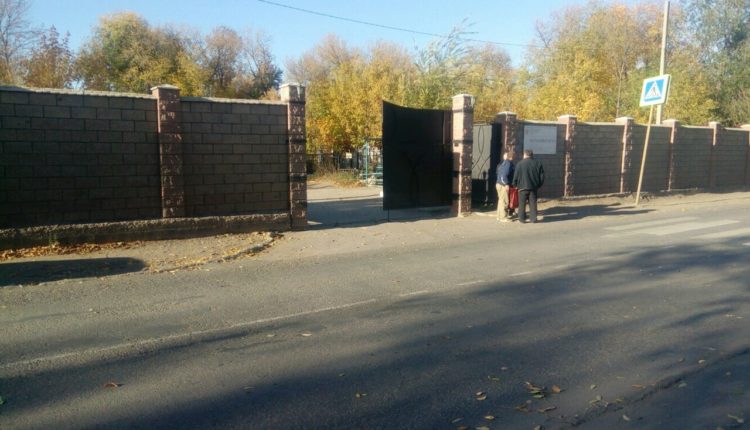 на кладбищах