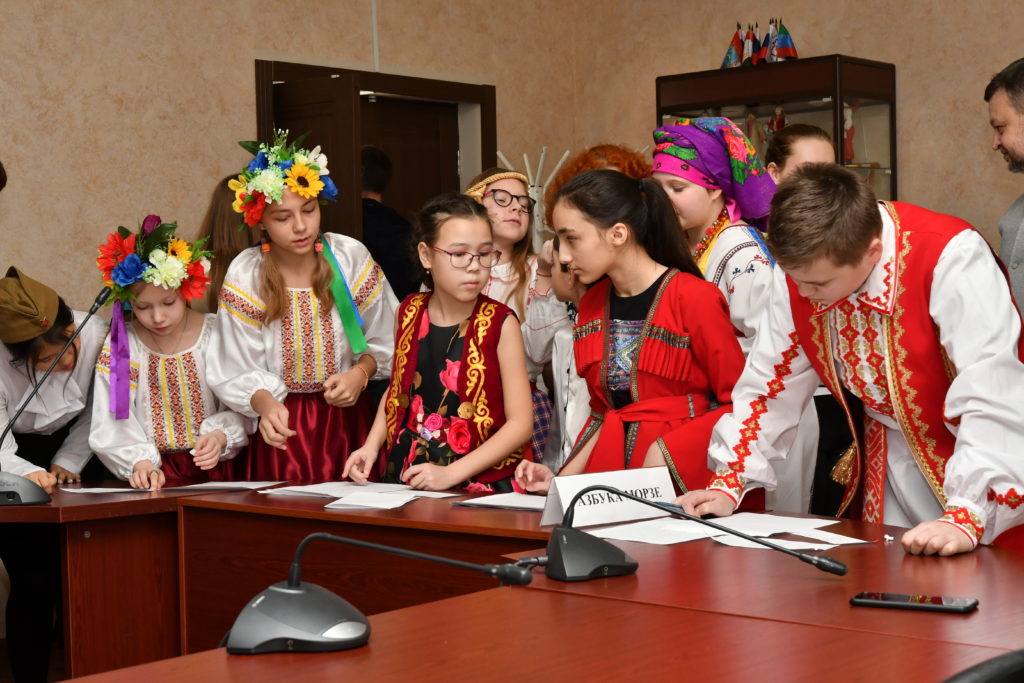 День языков фото. День родного языка в Самарской области. День национального языка. День родного языка фото. Фото родных языков.