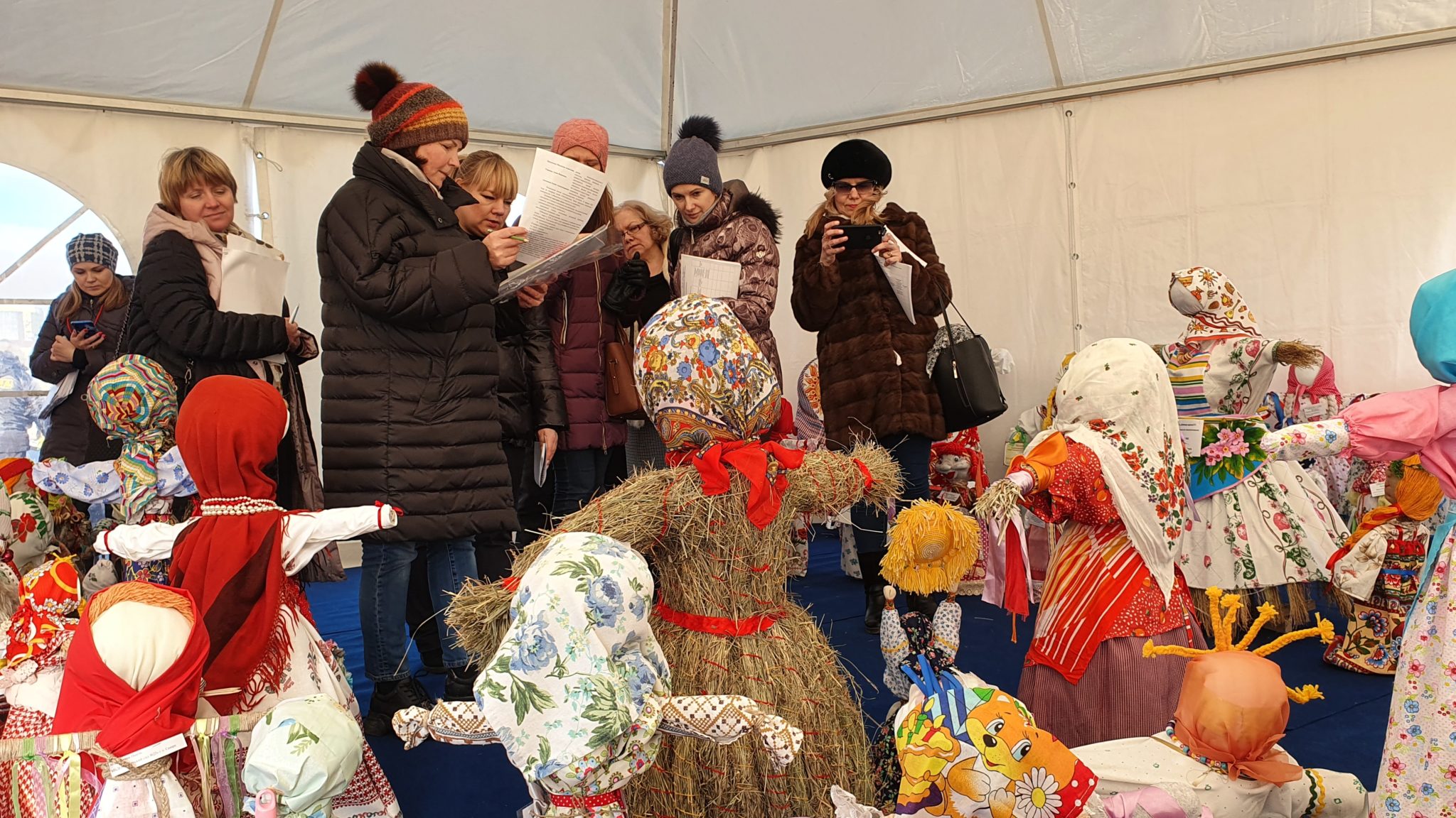 Самарский конкурс. Выставка маслен на площади Куйбышева. Инсталляция на Масленицу. Конкурс масленичных кукол Самара. Конкурс маслен на площади Куйбышева.