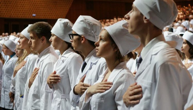 в медицинские колледжи