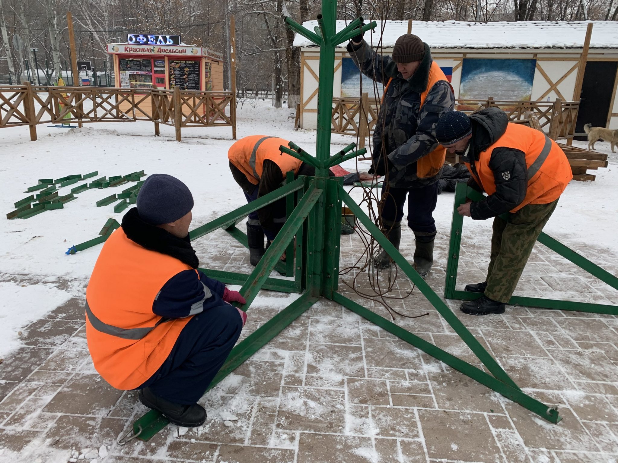 Парк дружбы Самара елка. Заливка катка в парке. Подготовка площадок к зиме. Загородный парк Самара каток.