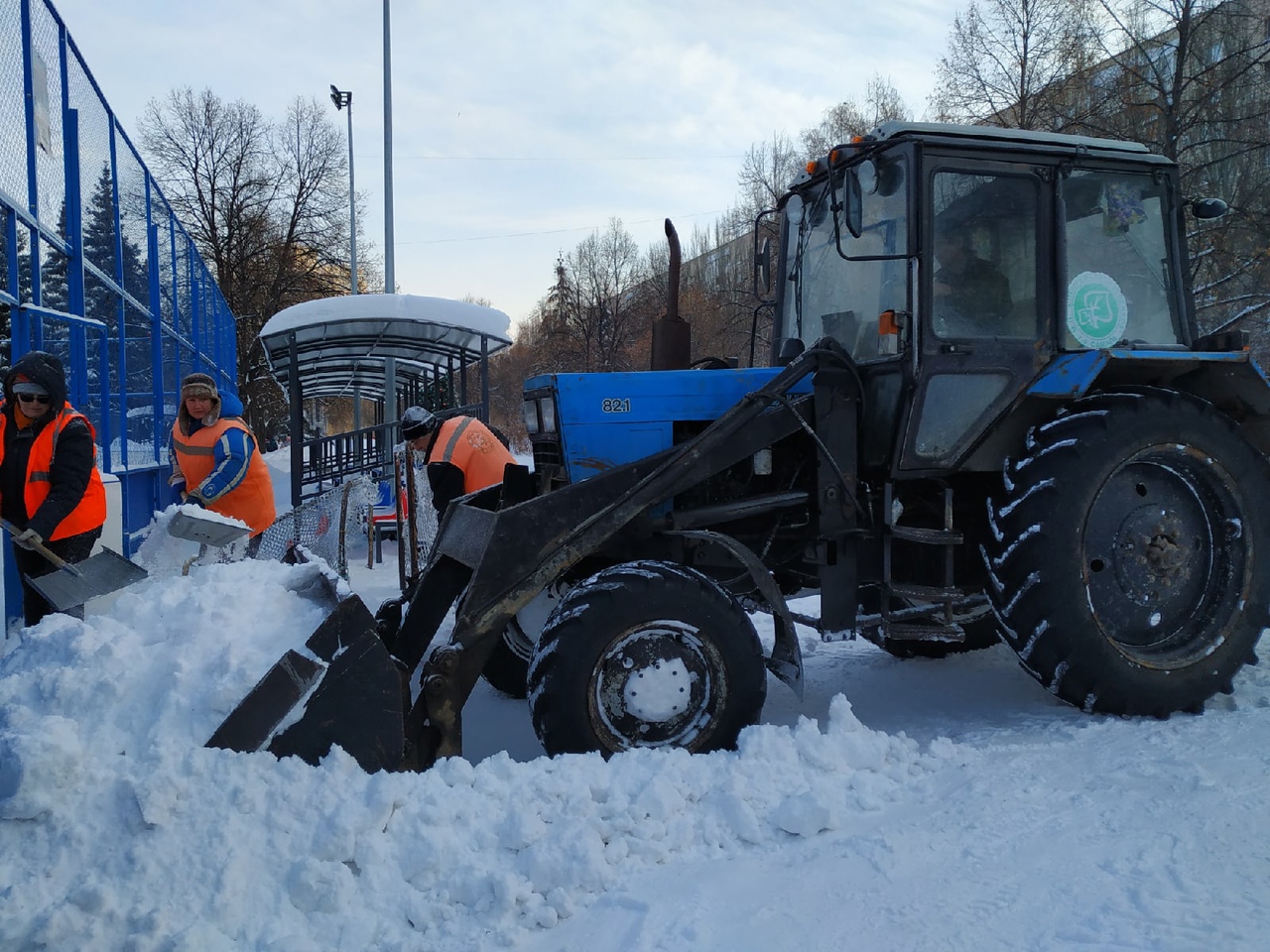 Самара ежедневная. Г Самара МП Спецремстройзеленхоз. Уборка катка.