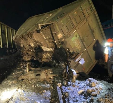 Четыре вагона с углем сошли с рельсов