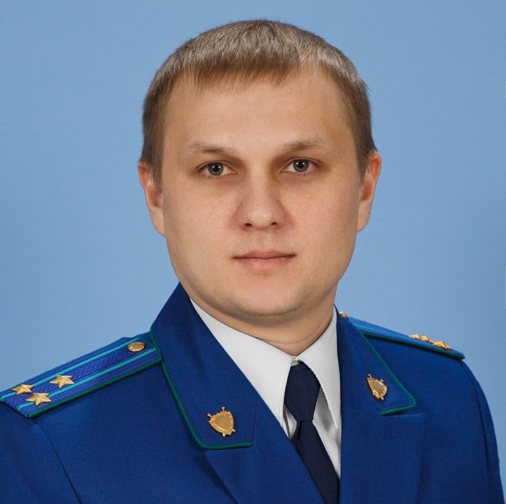 На вопрос отвечает начальник управления по надзору за исполнением федерального законодательства прокуратуры Самарской области Дмитрий Макаров